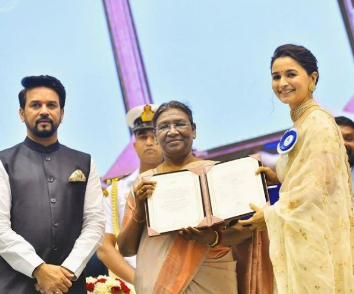 Alia Bhatt while receiving the National Film Award (2023) from the President of India Droupadi Murmu