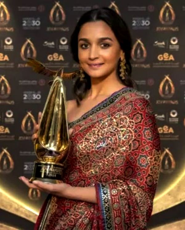 Alia Bhatt with the Honorary Entertainment Makers Award, which she received at the Joy Awards in 2024