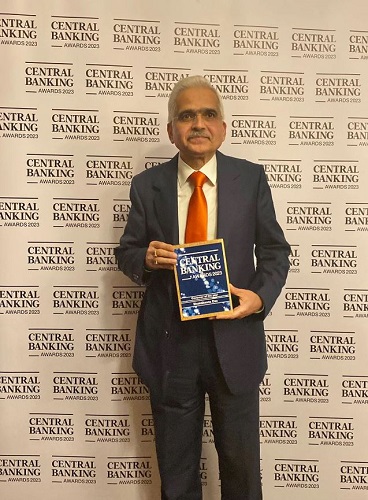 Shaktikanta Das with his award