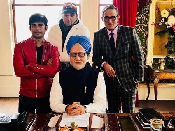 Anupam Kher and Akshay Khanna as Manmohan Singh and Sanjaya Baru
