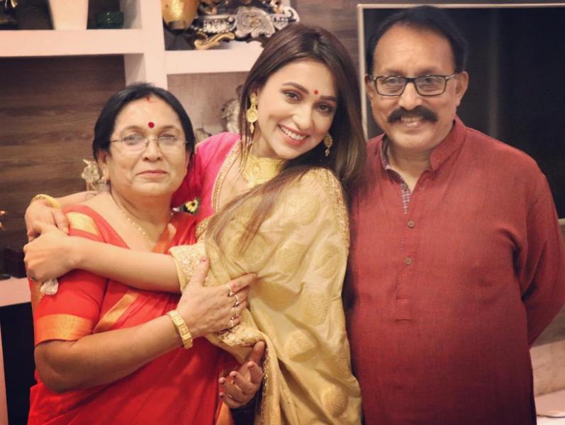 Mimi Chakraborty With Her Parents