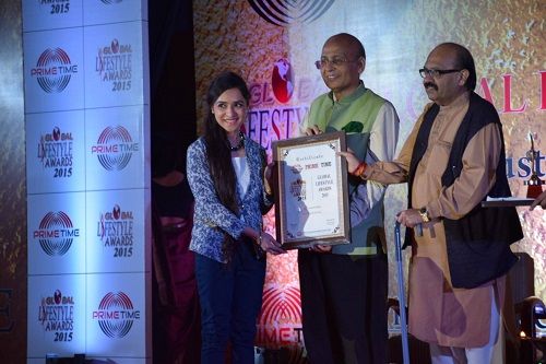 Lavleen Kaur Receiving an Award From Abhishek Singhvi and Late Amar Singh