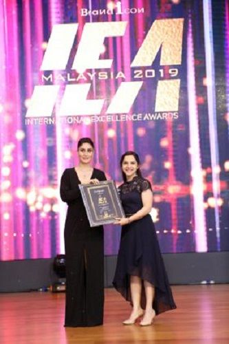 Lavleen Kaur Receiving an Award From Kareena Kapoor