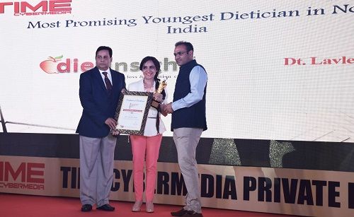 Lavleen Kaur Receiving an Award From Virender Sehwag