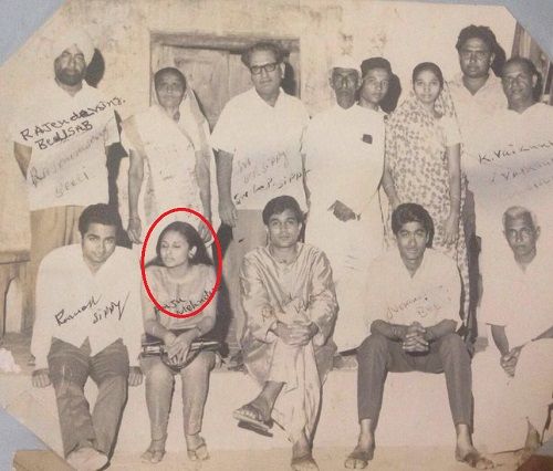An old picture of Anju Mahendru with Rajesh Khanna and other cast of a film