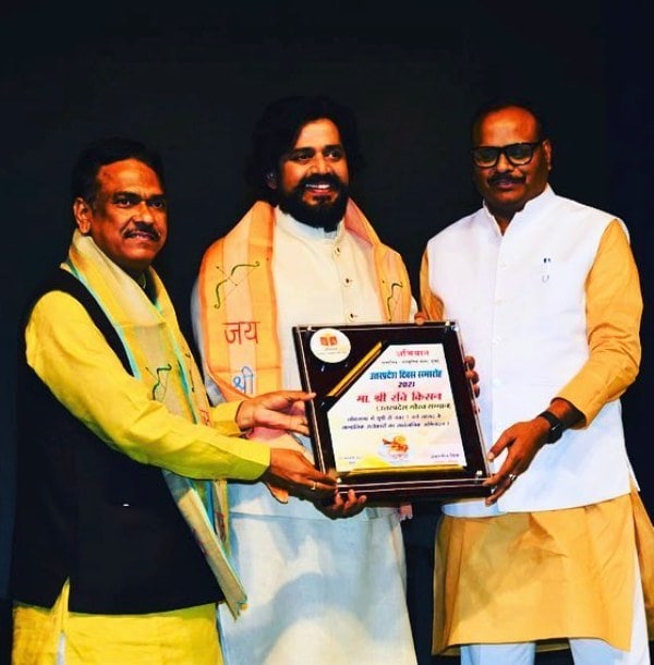 A photo of Ravi Kishan taken while he was receiving the Uttar Pradesh Gaurav Samman