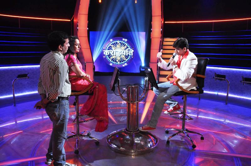 A photo of Ravi Kishan with Hema Malini on the sets of Ke Bani Crorepati