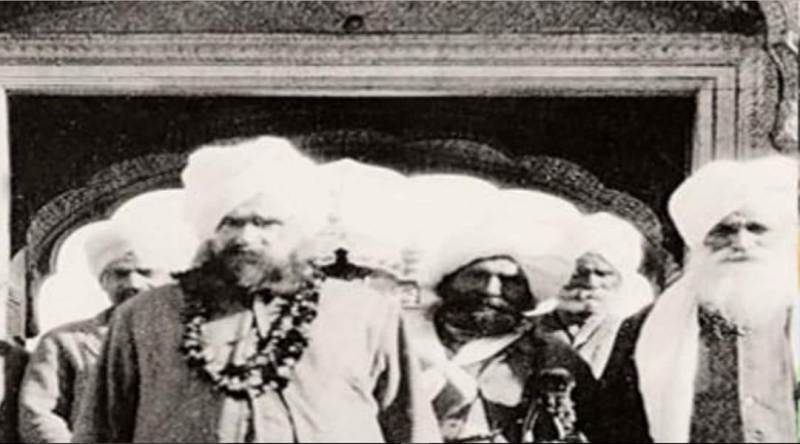 A picture of Giani Arur Singh Shergill (wearing a garland) in front of Golden Temple