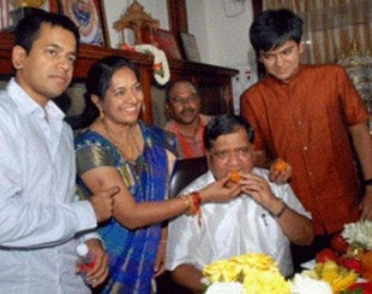 Jagadish Shettar celebrating his victory with his family