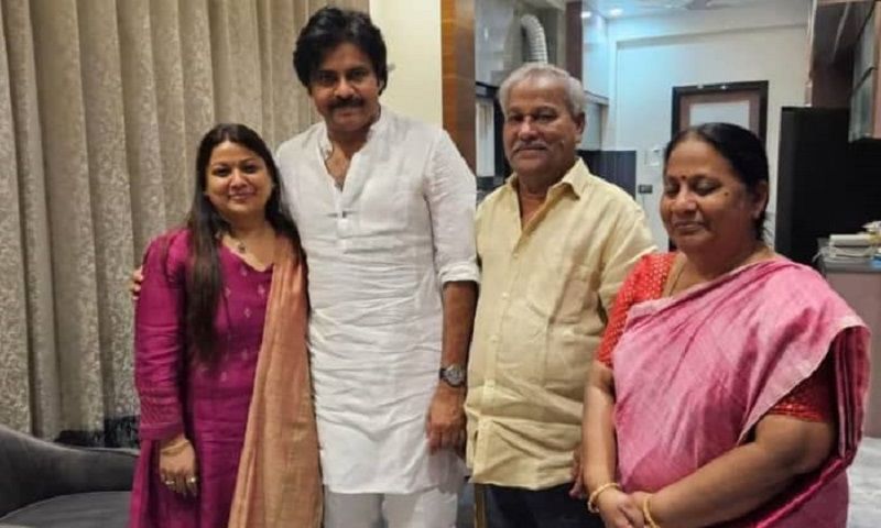 Jakkam Pushpavalli with her father (second from right) and mother (extreme right)