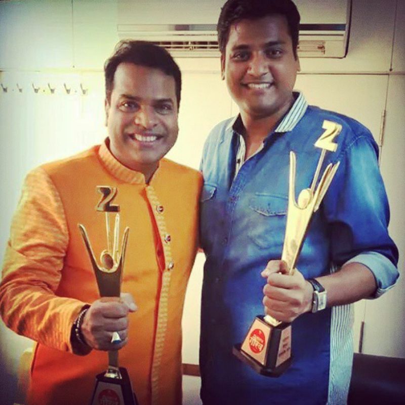 Bharat Jadhav (left) posing with Zee Maha Gaurav Puraskar