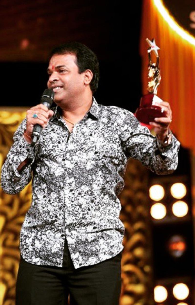 Bharat Jadhav posing with Star Pravah Award