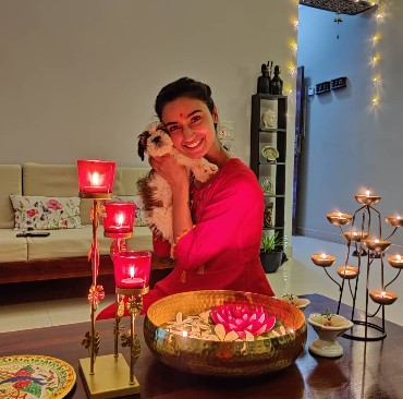 Elisha Mayor posing with her pet dog