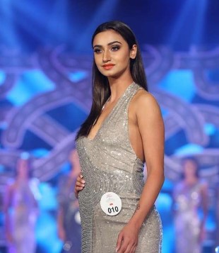 Elisha Mayor walking the ramp at Miss Universe India beauty pageant (2018)