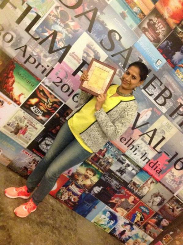 Chhaya Kadam with the est Supporting Actress award, which she received at the 6th Dada Saheb Phalke Film Festival