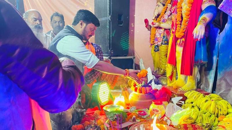 Manoj Sonkar doing a pooja