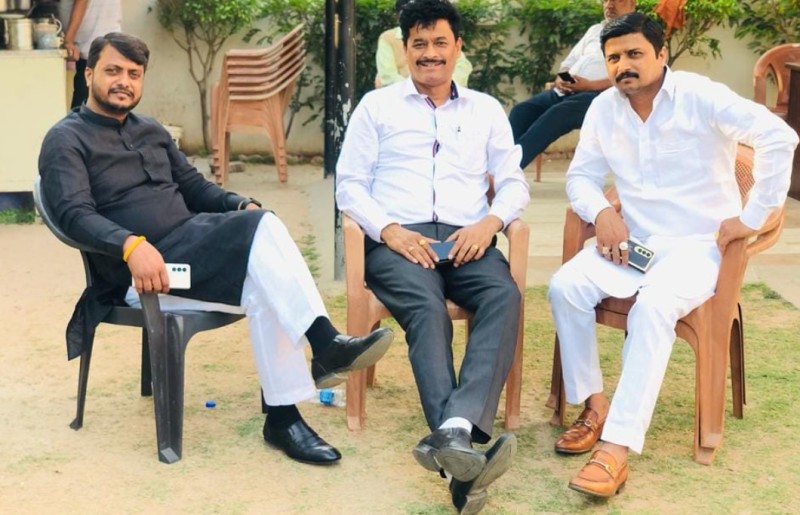 Manoj Sonkar (left) with his elder brother, Soman Sonkar (right)