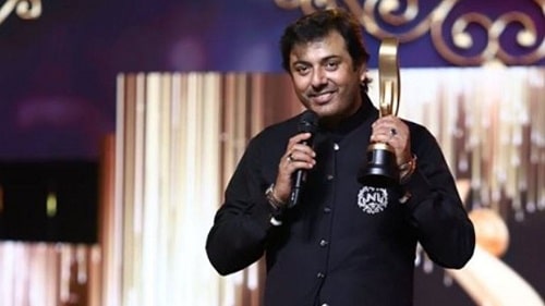 Nauman Ijaz with his HUM Award