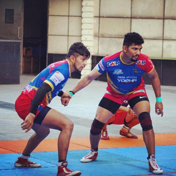 Nitesh Kumar (left) during a match in season 6 of the Pro Kabaddi League (2018)